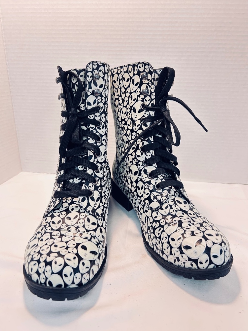 Hot Topic Alien Print Combat boots- Sz 9